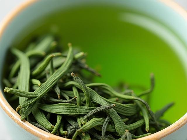 Japán Sencha zöld tea levelek és elkészült zöld főzet